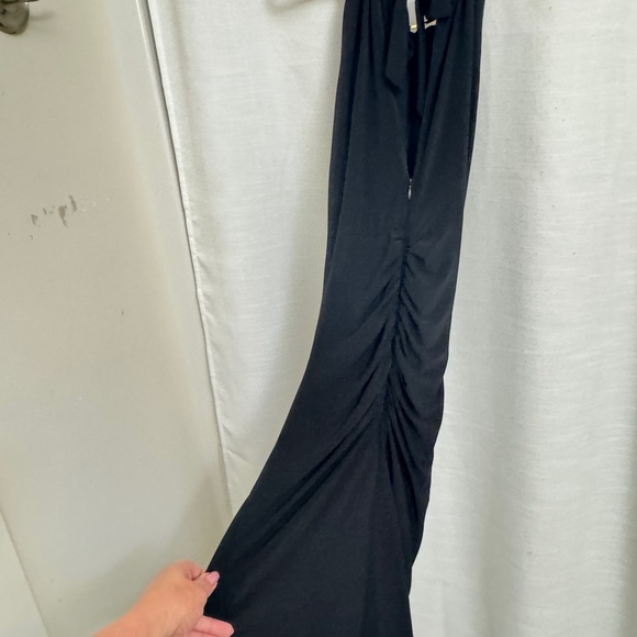 Elegant Black Sleeveless Dress - Picture 8 of 11